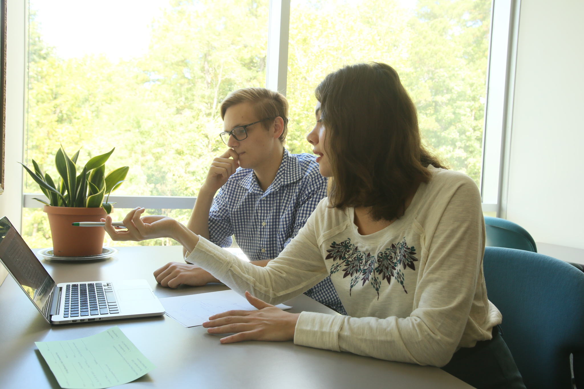 WCC writing consultant advising a consultee in William & Mary's Swem library in 2019